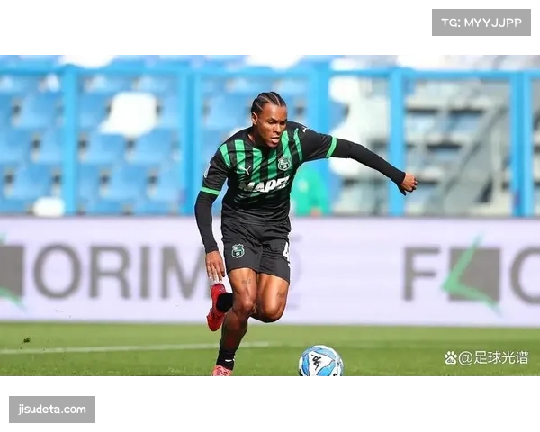 特写：萨索洛主场赛后，工作人员连夜更换场边LED广告牌内容以适配不同市场